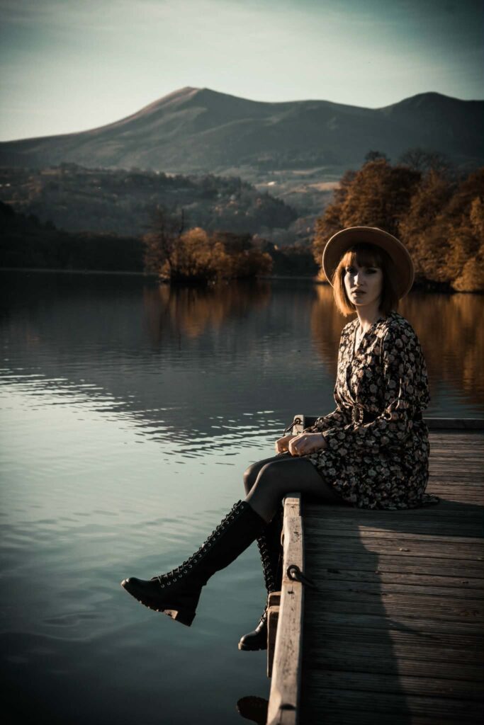 Portrait en extérieur d'une femme au lac chambon en Auvergne par Romain Gasquet Photographe