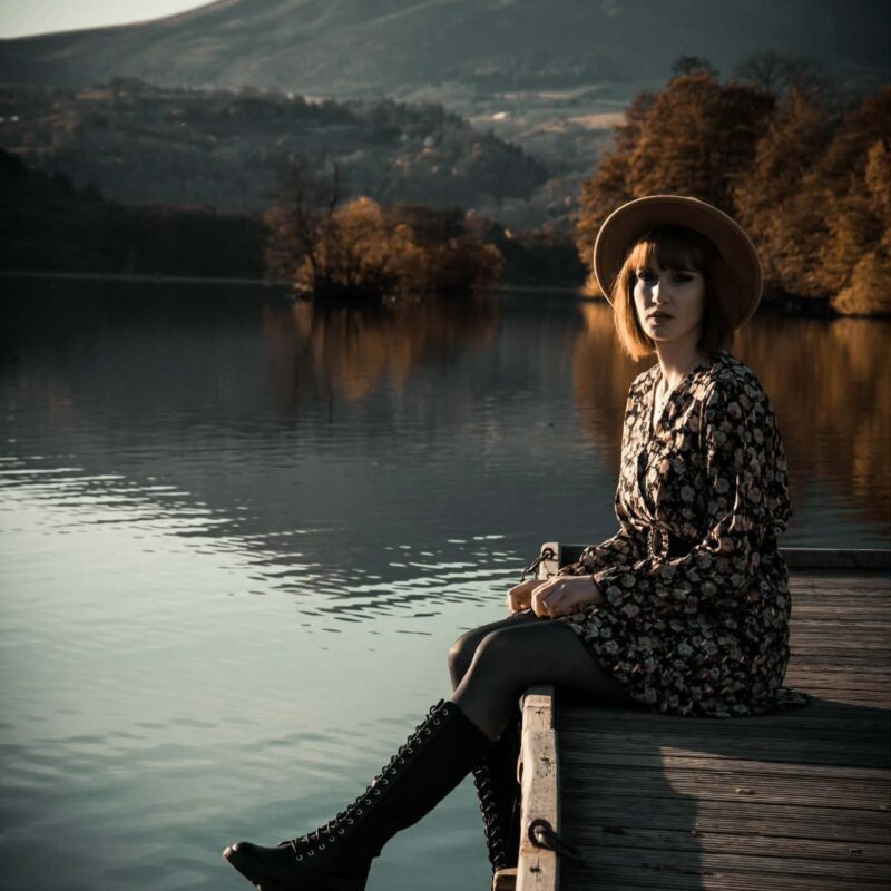 Portrait en extérieur d'une femme au lac chambon en Auvergne par Romain Gasquet Photographe